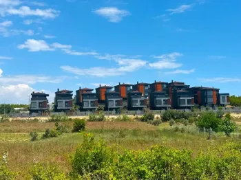 ویلای مستقل 4 خوابه در فضای جنگلی Side